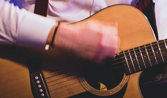 Jöran playing Guitar